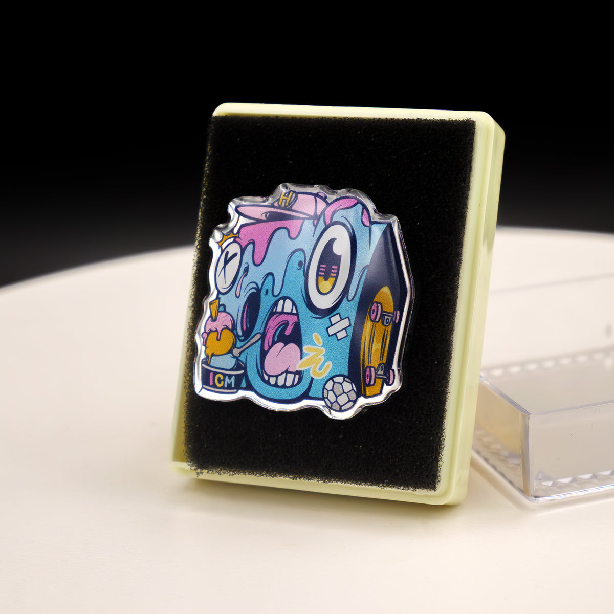 CHAOSCUBE × Ice Cream Monster ピンバッヂ